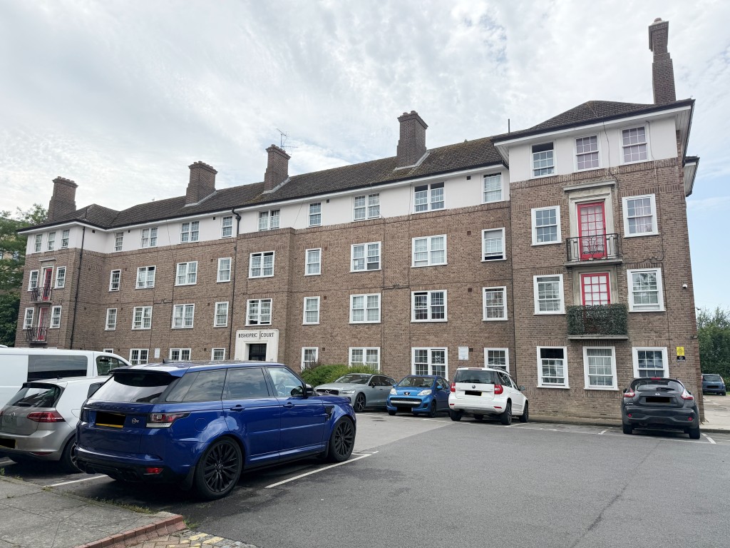 Lot: 11 - TWO-BEDROOM FLAT FOR INVESTMENT IN TOWN CENTRE - External of Front Elevation of block